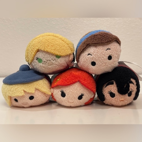 Disney Mini Tsum Ariel Rapunzel Flynn‎ Rider Frozen Kristoff Cassandra Toys - Picture 2 of 5